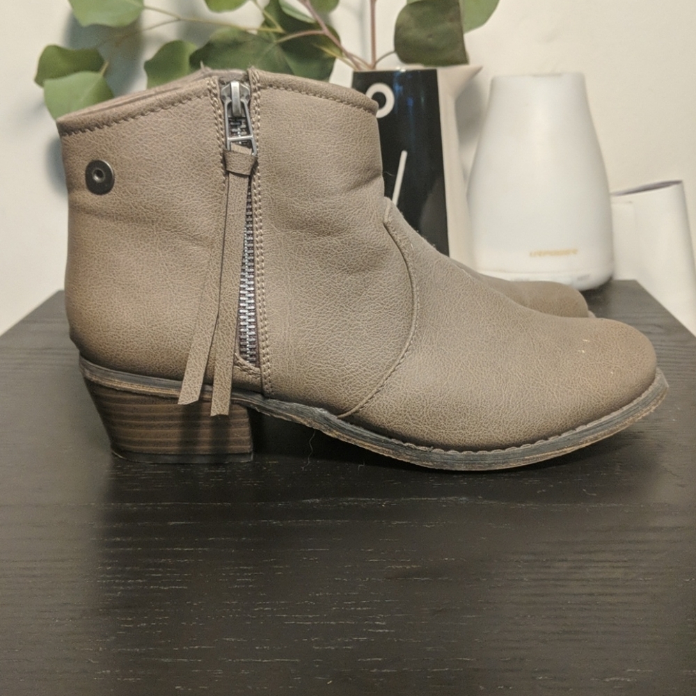 Breckelle's Taupe Ankle Boots
